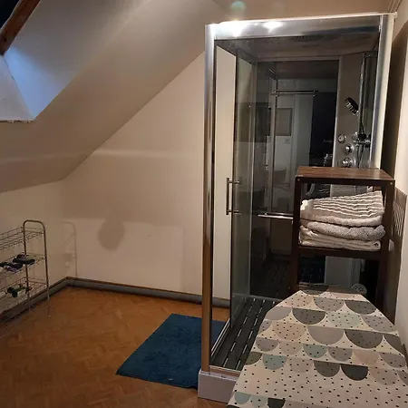 Homestay One With Shared Bathroom *
